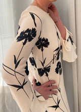 Load image into Gallery viewer, Twinset Cream &amp; Black Wisteria Carnation Crepe de Chine Dress
